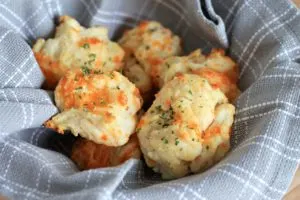 Red-Lobster-Copycat-Cheddar-Biscuits